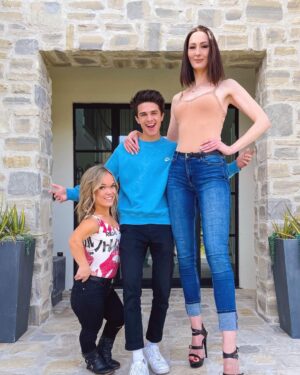 Brent Rivera Instagram - My valentine dates 😘❤️ comment how tall you are :)