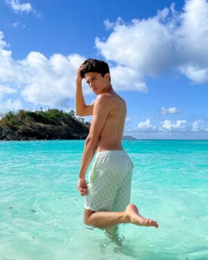 Brent Rivera Instagram - How girls take pictures at the beach 🏝😂