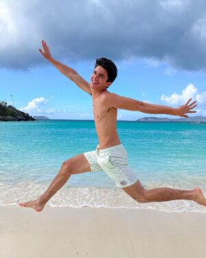 Brent Rivera Instagram - How girls take pictures at the beach 🏝😂