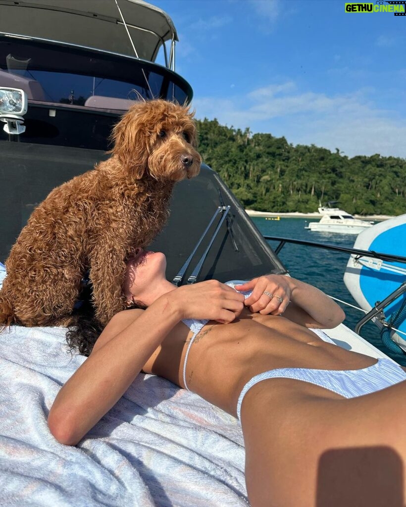 Bruna Marquezine Instagram - a adolescente que habita em mim anda sendo muito feliz