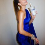 Bruna Marquezine Instagram – A própria garrafa de Absolut💙  que delícia foi voltar pra Sapucaí com @absolutbrasil no @nossocamarote e viver essa mistura linda e plural, que torna o Carnaval tão especial e tão #BornToMix. 
Um brinde aos espíritos livres 💙 
[Beba com moderação. Não compartilhe com menores de 18 anos] 
#publi