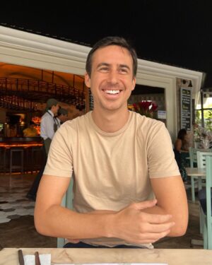 Bruno Ascenzo Instagram - Celebrando 39 escalones bien bailados y a un paso de llegar a los 40. Gracias a todos los que están, me hacen un poquito más feliz. 🥳🎂🎈