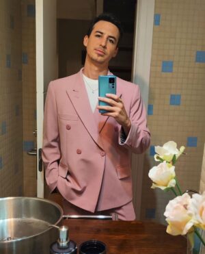 Bruno Ascenzo Instagram - Primera noche en Málaga y cómo me gusta mi terno. Desliza 🕺🏻💖 ➡️

#FestivalMálaga #26FestivalMálaga 

🕴️: @yirkosivirich 💞
👟: @adidaspe 🏳️‍🌈