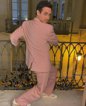 Bruno Ascenzo Instagram - Primera noche en Málaga y cómo me gusta mi terno. Desliza 🕺🏻💖 ➡️

#FestivalMálaga #26FestivalMálaga 

🕴️: @yirkosivirich 💞
👟: @adidaspe 🏳️‍🌈