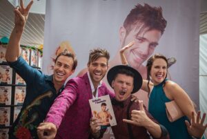 Bruno Ascenzo Instagram - 10 fotos detrás de cámaras de ‘Cosas de Amigos’ para celebrar la segunda semana en cartelera. Aprovecha y anda al cine hoy que estamos en todas las salas! Alguna foto favorita? 📸🔥