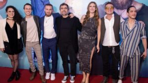 Bruno Ascenzo Instagram - Después de dos años y medio hoy por fin se estrena ‘Cosas de Amigos’ en todos los cines del Perú. Aquí les dejo un pequeño teaser y unas fotitos de ayer para que nos den un poco de amor virtual y para que se animen a verla para reír y reflexionar sobre un tema sobre el cual aún persisten mentalidades arcaicas que impiden que evolucionemos como sociedad hacia la priorización del amor. Una peli que habla de la amistad y de la aceptación que seguramente los hará pasar un buen momento entre amigos. 

Gracias a @giovanniciccia por convocarme a actuar después de tanto tiempo, a @lasogaproducciones y @domenicaseminario por la confianza, y a mis maravillosos compañeros de elenco que me hicieron pasar momentos tan divertidos y memorables. Los quiero foco fecos! Nos vemos en los cines!! 

@rodrigosp82 @oscarlopezarias @emilia_drago @giselaponcedeleonf @_migueldavalos @nachodimarco_ @gianfranco_brero @schullerrenzoofl