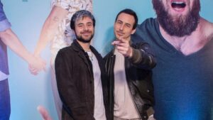 Bruno Ascenzo Instagram - Después de dos años y medio hoy por fin se estrena ‘Cosas de Amigos’ en todos los cines del Perú. Aquí les dejo un pequeño teaser y unas fotitos de ayer para que nos den un poco de amor virtual y para que se animen a verla para reír y reflexionar sobre un tema sobre el cual aún persisten mentalidades arcaicas que impiden que evolucionemos como sociedad hacia la priorización del amor. Una peli que habla de la amistad y de la aceptación que seguramente los hará pasar un buen momento entre amigos. 

Gracias a @giovanniciccia por convocarme a actuar después de tanto tiempo, a @lasogaproducciones y @domenicaseminario por la confianza, y a mis maravillosos compañeros de elenco que me hicieron pasar momentos tan divertidos y memorables. Los quiero foco fecos! Nos vemos en los cines!! 

@rodrigosp82 @oscarlopezarias @emilia_drago @giselaponcedeleonf @_migueldavalos @nachodimarco_ @gianfranco_brero @schullerrenzoofl