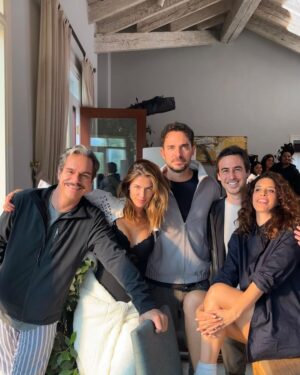 Bruno Ascenzo Instagram - Cuatro semanas y un día duró este viaje y yo no podría estar más agradecido por la oportunidad de trabajar con gente tan talentosa tanto delante como detrás de cámaras. 

Gracias a todos los que formaron parte de esta aventura. Días y noches intensas pero satisfactorias. Me voy con muchos aprendizajes y con el corazón lleno. 

Gracias @1111films @beekeeperfilms y @vixplus por la confianza, a @unlunar @manolocardona @daltonyco @angiecepeda por la entrega y el talento, y a todo el equipo técnico y de producción con quienes transitamos esta locura por el inmenso compromiso. Somos muy afortunados por poder hacer lo que nos gusta. 

Gracias, gracias, gracias.

Y gracias @pedrofloresmx por las fotos increíbles. 📸🔝