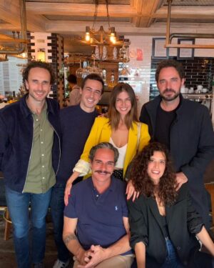 Bruno Ascenzo Instagram - Muy feliz y agradecido de poder trabajar con gente tan talentosa y a la que admiro desde hace mucho. ‘Dime lo que quieres’, pronto por @vixplus para Estados Unidos y Latinoamérica. 

🎬 : @1111films @beekeeperfilms 🐝