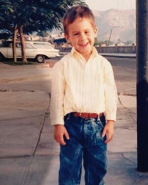 Bruno Ascenzo Instagram - Cómo vas a tener 38 años, pequeño niño?! Feliz cumpleaños a ti por seguir existiendo, por seguir insistiendo, por sobreponerte a tus miedos y por intentar siempre ser una buena persona en un mundo que se torna cada vez más hostil. Sigue creyendo. Que los golpes no te cambien, que las alegrías te duren mucho, que los que se van no te lleven consigo; y que los que están siempre estén. Y quieran seguir estando. A seguir sonriendo, a seguir viviendo. 

Gracias a todo@s por acompañarme y regalarme tanto amor en este inesperado y emocionante camino, queda mucho por recorrer.