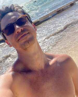 Bruno Ascenzo Instagram - Familia, sol, playa, lanzamientos musicales, TikTok’s y pedida de mano incluida. De todo como en botica en un viaje familiar inolvidable. Gracias vida por todos ellos. Dámelos siempre. Y que siga creciendo la familia. 💖💍✨