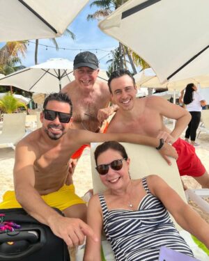 Bruno Ascenzo Instagram - Familia, sol, playa, lanzamientos musicales, TikTok’s y pedida de mano incluida. De todo como en botica en un viaje familiar inolvidable. Gracias vida por todos ellos. Dámelos siempre. Y que siga creciendo la familia. 💖💍✨