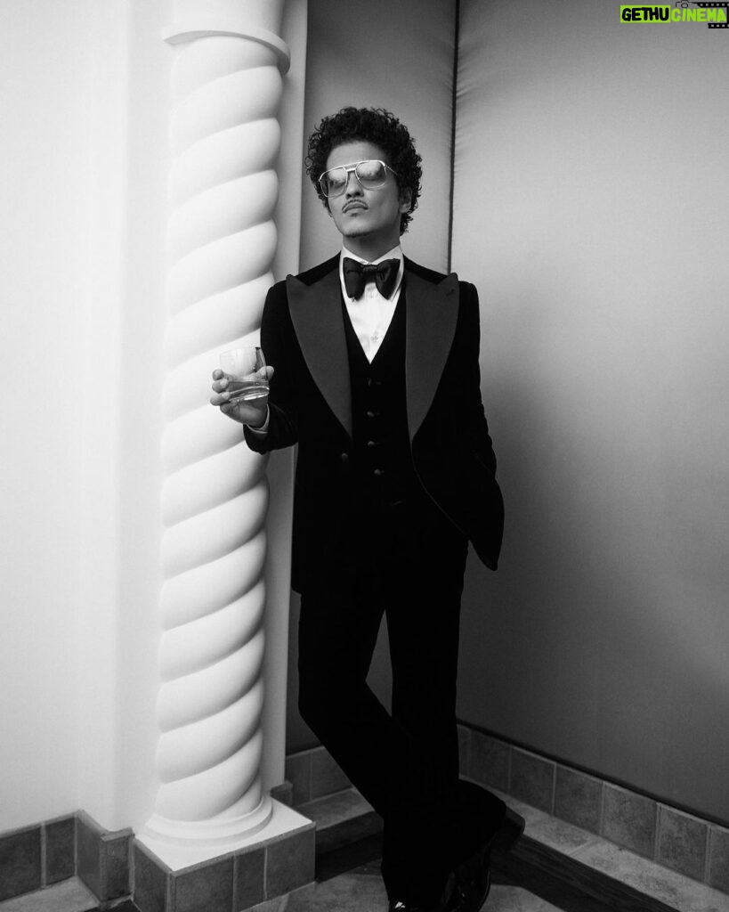 Bruno Mars Instagram - 😎🥃