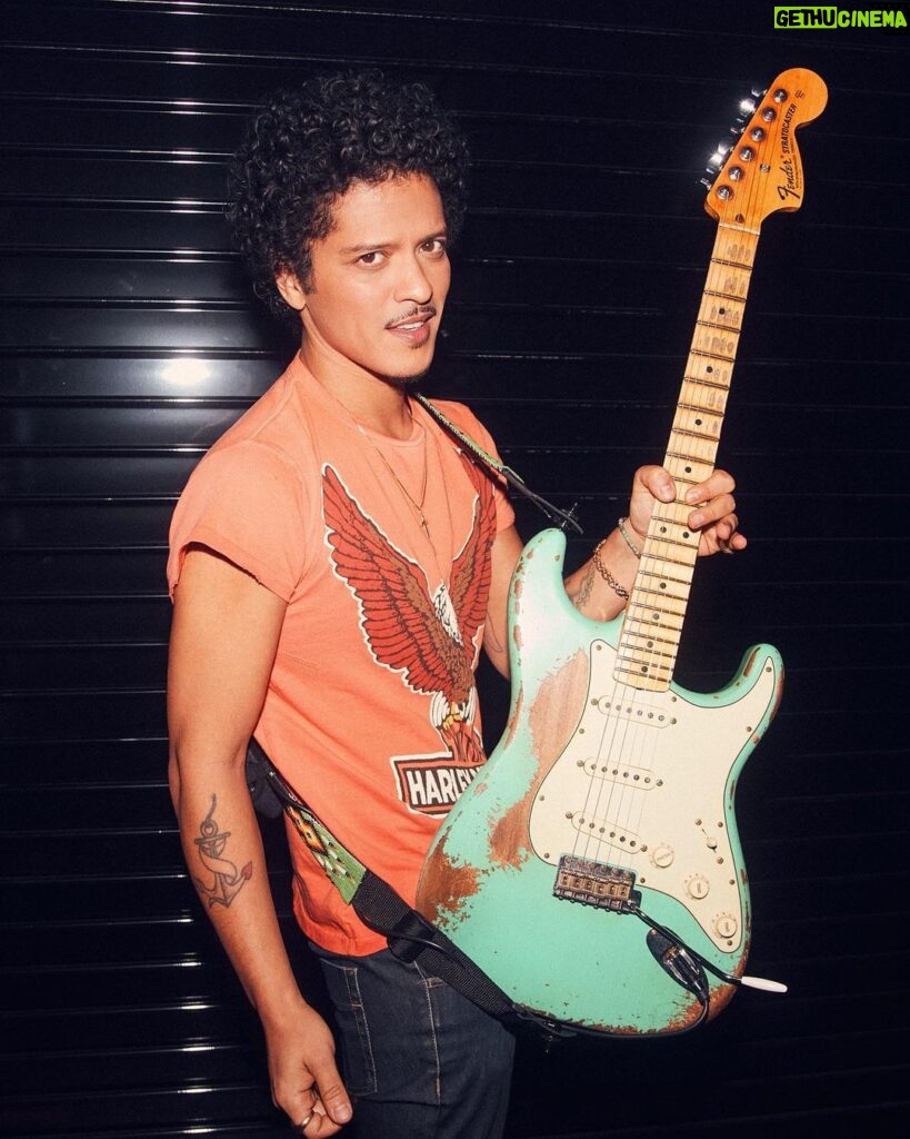 Bruno Mars Instagram - sound check pose 🤘