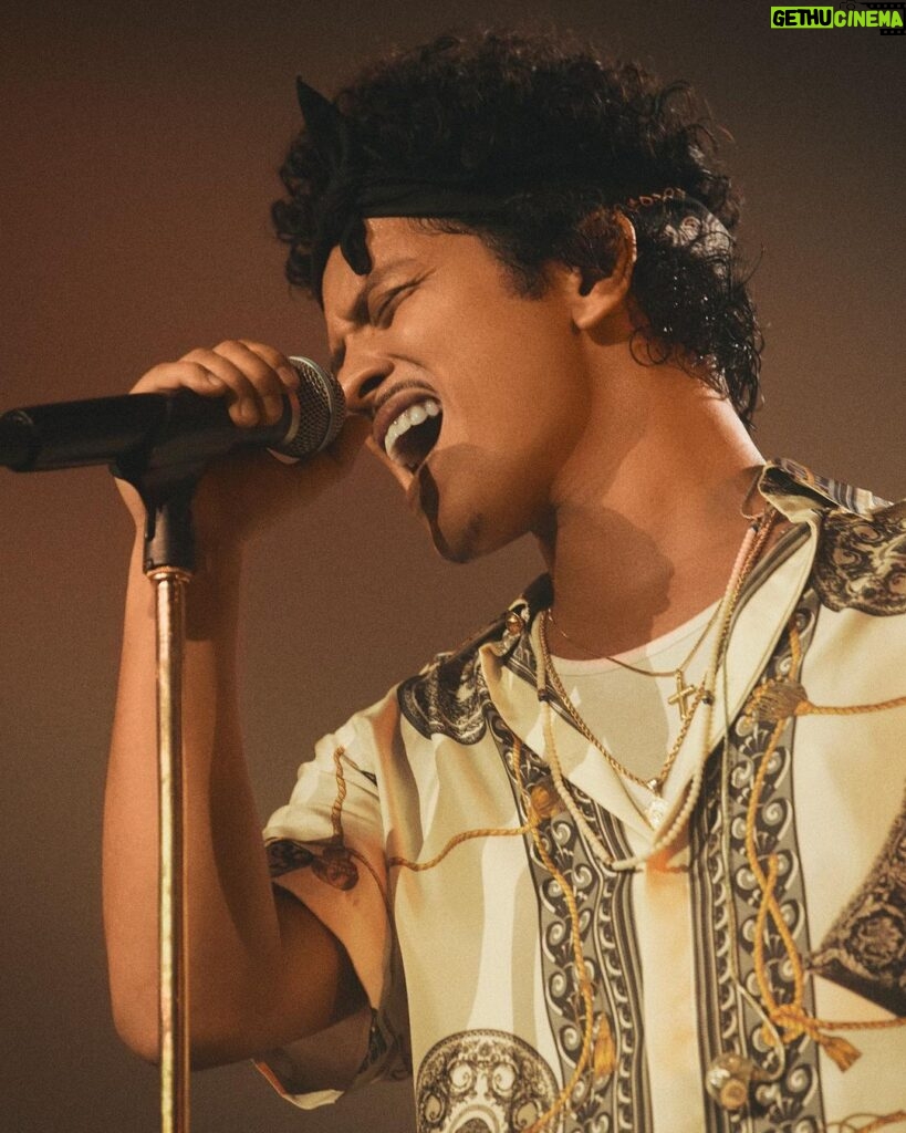 Bruno Mars Instagram - “Bruno Mars live is a must see” ~Bruno Mars ⭐ ⭐ ⭐ ⭐ ⭐