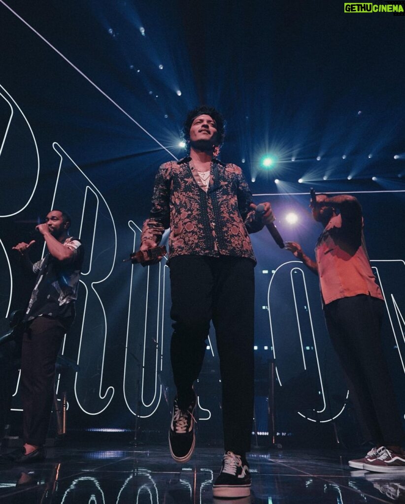Bruno Mars Instagram - “Bruno Mars live is a must see” ~Bruno Mars ⭐ ⭐ ⭐ ⭐ ⭐