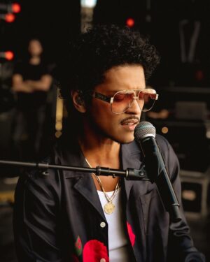Bruno Mars Instagram - Its giving tender & sensitivity. Had to post. And the curls was curlin??? #Boop