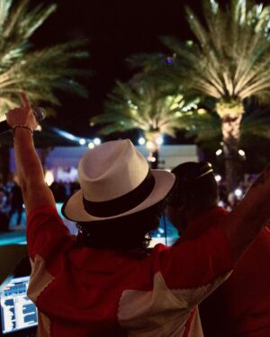 Bruno Mars Instagram - Drinks in Florida! 🍹 🌴