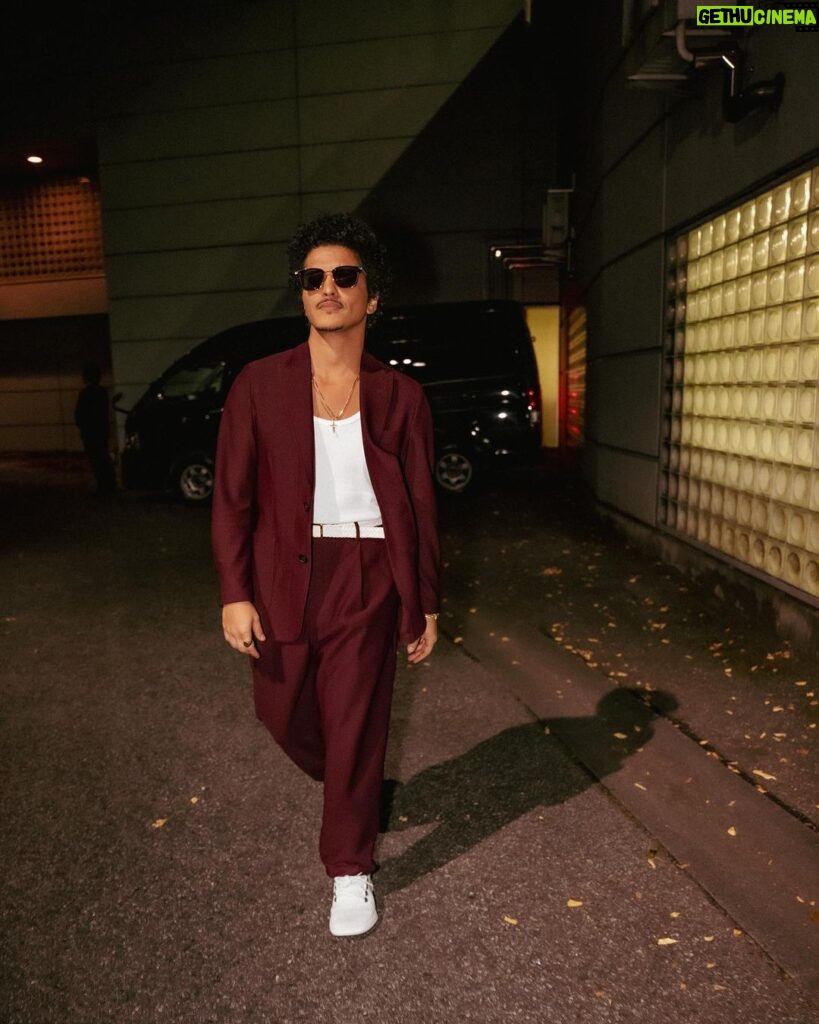 Bruno Mars Instagram - excuse me… 📸 pardon me… 📸watch out… 📸✌ jus a lil baby suit moment for these tokyo streeeeeeetssss. 😎