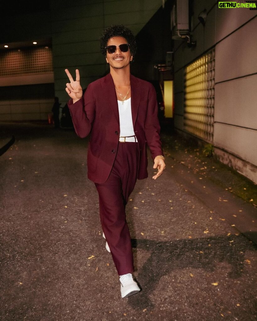 Bruno Mars Instagram - excuse me… 📸 pardon me… 📸watch out… 📸✌ jus a lil baby suit moment for these tokyo streeeeeeetssss. 😎