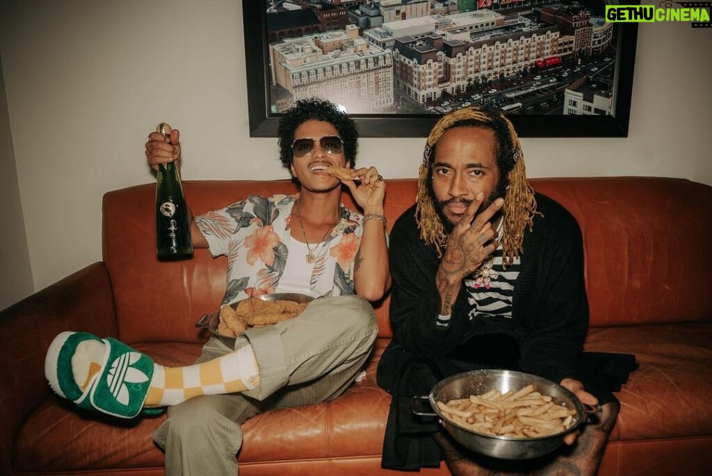 Bruno Mars Instagram - Fenway Park with @thundercatmusic and The @chilipeppers 🎸🤟🍹🍗🍟