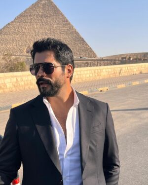 Burak Özçivit Instagram - #egypt🇪🇬 Shooting Day… ⛰️