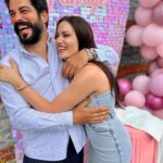 Burak Özçivit Instagram - Aşkım İyiki 💜🤍 … Nice senelerin olsun kuzum seni seviyorum ve seviyoruz👨‍👩‍👦‍👦 #happybirthday 🎉🎁🎂
