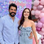 Burak Özçivit Instagram - Aşkım İyiki 💜🤍 … Nice senelerin olsun kuzum seni seviyorum ve seviyoruz👨‍👩‍👦‍👦 #happybirthday 🎉🎁🎂
