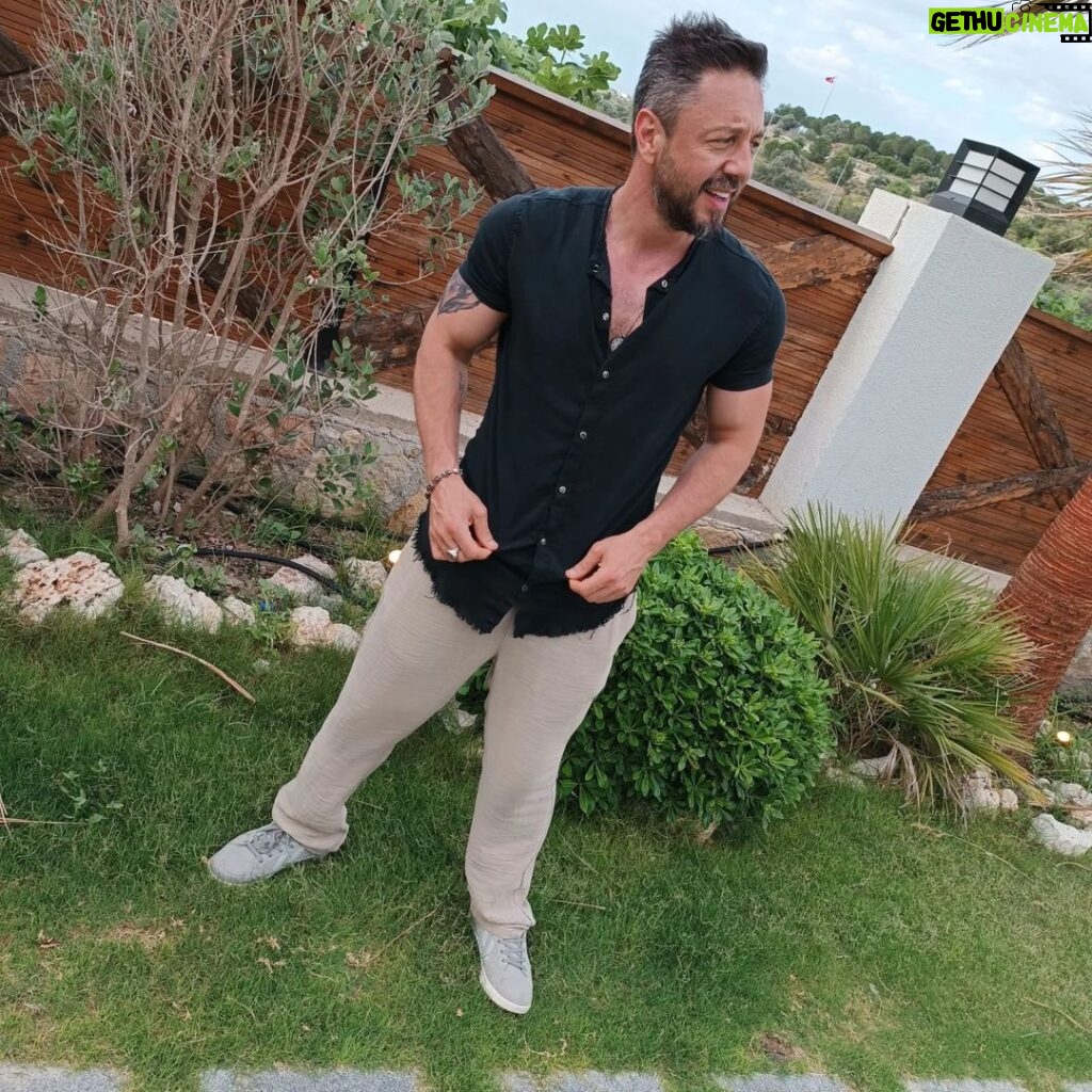 Burak Sarımola Instagram - Proje öncesi kisa da olsa hava değişimi iyi geldi 🤘🕶 Alacatı