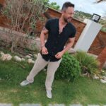 Burak Sarımola Instagram – Proje öncesi kisa da olsa hava değişimi iyi geldi 🤘🕶️ Alacatı