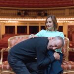 Élie Semoun Instagram - Avant le succès actuel de la pièce, on a eu quelques frayeurs 😅 🎟️ Du mercredi au dimanche : theatremadeleine.com #humour #theatre #suiteroyale #eliesemoun #juliedebona