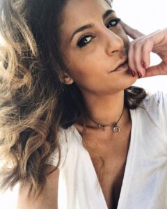 Élodie Ortisset Instagram - #Air - All I Need Des boucles iodées. La peaux dorée. Bref cet été Je veux du love, que du Love ! J’hésitais entre le sourire et la moue. Alors j’ai mis les deux ! Par contre les PP en bleu on peut m’expliquer ! #larguée ••••• #lifestyle #beauty #hairstyles #haircolor #balayageombre #dessange #tan #face #white #naturalmakeup #makeup #selfiegirl #picoftheday #influenceuse #france #toulouse #marseille #paris #summervibes #summerhairstyles #woman #womanstyle #sundaymood #musique #sunday