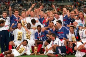 Élodie Ortisset Instagram - 1998 le baiser ⚽️
Cette image, l’émotion et 3 buts ! 
20 ans après, ils nous font encore rêver. 
La France finaliste 🇫🇷
@equipedefrance
••••
•••
#coupdumonde #equipedefrance #football #petit #barthez #1998 #worldcup2018 #worldcup1998 #france #proudtobefrench #foot #photography #throwback #Goal #flashback #revival #love #socker #instamoment #12juillet1998 #memories #chirac