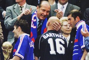 Élodie Ortisset Instagram - 1998 le baiser ⚽️
Cette image, l’émotion et 3 buts ! 
20 ans après, ils nous font encore rêver. 
La France finaliste 🇫🇷
@equipedefrance
••••
•••
#coupdumonde #equipedefrance #football #petit #barthez #1998 #worldcup2018 #worldcup1998 #france #proudtobefrench #foot #photography #throwback #Goal #flashback #revival #love #socker #instamoment #12juillet1998 #memories #chirac