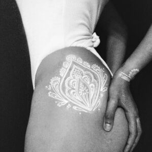 Élodie Ortisset Instagram - Namaste-Aus 🍑(•••) Mes résultats #fitness sont présents dans ma story, les filles ! 
Ici je porte un body @jennyfer & un tatoo éphémère de @namaste_collective !