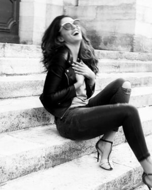 Élodie Ortisset Instagram - Backstage du shooting pour la marque @jennyfer !
••• ⠀⠀⠀⠀
Un grand merci aux responsables boutiques, sur la ville de Montauban pour leurs coups de 👍🏽 en local : Pierre Louis & Julie ! 
Un grand merci également à mon équipe de choix et de choc : Mon photographe Francois et, à ma maquilleuse Laetitia !