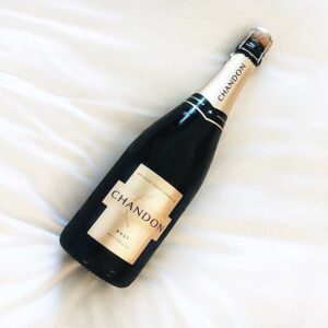 Élodie Ortisset Instagram - Eat. Drink. & Dance 🍾⠀⠀ ⠀
•••
Sans regret je te dis byebye 2016. 
Et je te souhaite la bienvenue à toi #2017 ! 
Amour, gloire, beauté ! 
En espérant que vos projets, quel qu'ils soient, riment avec succès !
•••••• ⠀⠀⠀⠀⠀⠀⠀⠀⠀⠀⠀⠀⠀⠀⠀⠀⠀⠀⠀⠀ #Happynewyear #felizanonovo #nuovoannofelice #Felizaño #良いお年を迎えてください  #新年好 #ShanaTova #عام سعيد #BonneAnnée 🌍