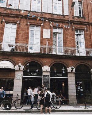 Élodie Ortisset Instagram - Toulouse la douce ☕️⠀⠀⠀ ⠀⠀ •••
De passage éclair par la ville rose. Revenir ici. Y prendre son café à emporter. Et se souvenir de tous ces moments passés ici. 
La fiancée, jadis haut lieu de nos brunch du dimanche 😊
Boudu qu'il me manque mon centre ville ! •••
Crédit Photo : @morethanhanna ⠀⠀⠀⠀⠀⠀ ••• #cofee #cofeetime #Toulouse #Remenber