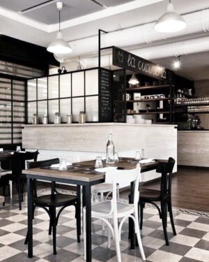 Élodie Ortisset Instagram - Rénovation 🍕
~ Malgré le fait que Mme Véronique Faletti estime que mes postes n'intéressent que moi et que mon langage est trop soutenue 🙈😂 Je partage avec vous, la nouvelle déco de ce restaurant à #Rome où on graille super bien, putain ! ~