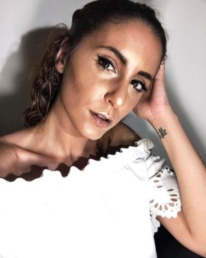 Élodie Ortisset Instagram - #record : End of interview 🖤
••••
Les gens adorent donner des conseils. On m’a conseillé de faire petit et, j’ai osé voir grand.Professionnels et, passionnés...Aujourd’hui je vous lis et, je tenais à vous dire : « merci » !  Merci pour eux. Merci pour moi. Merci à vous 🖤
•••
Ps : Je confesse être fan de mon glow 🤩
Et toi, tu es plutôt #teammate ou #teamglow ?! 
••••
#agenceideale #agency #agencyiscoming #ceolifestyle #interview #selfie #glowyskin #naturalmakeup #contouring #makeup #white #curlyhair #ink #tan #woman #france #eyeliner #photoshopapp