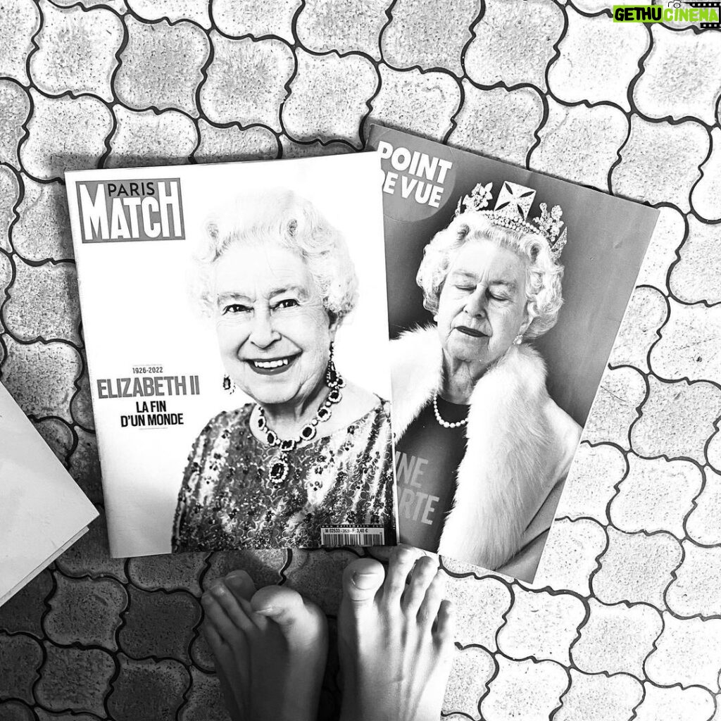 Élodie Ortisset Instagram - #Crowne : A chacun son trône 👑 Aujourd’hui je prépare mon interview du jour avec une maestro de la #communication #elizabeth reine d’Angleterre. Et c’est ainsi qu’entre deux #selfie pipi me vain cette #punchline et l’idée de cette photo « A chacun son trône » ! ••••• #godsavethekids #godblessedthequeen #toilettes #crown #funtime #ceo #media #interview #thone #lol #humour