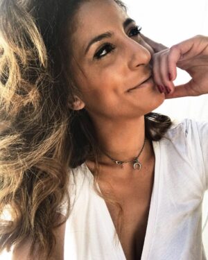 Élodie Ortisset Instagram - #Air - All I Need 
Des boucles iodées. La peaux dorée.
Bref cet été Je veux du love, que du Love ! 
J’hésitais entre le sourire et la moue. Alors j’ai mis les deux !
Par contre les PP en bleu on peut m’expliquer ! #larguée
•••••
#lifestyle #beauty #hairstyles #haircolor #balayageombre #dessange #tan #face #white #naturalmakeup #makeup #selfiegirl #picoftheday #influenceuse #france #toulouse #marseille #paris #summervibes #summerhairstyles #woman #womanstyle #sundaymood #musique #sunday