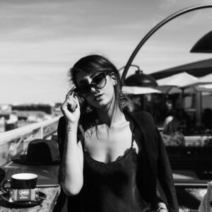 Élodie Ortisset Instagram - Lunettes noires pour nuit blanche, accompagnées  d’un café en terrasse !
•••••
Ps : J’ai découverts un nouveau parfum @bykilian. Et j’avoue avoir une préférence pour #Princess 🤷🏽‍♀️
••••
Remportez un Tatoo parfumé avec le code MKOL 
#partnership : www.KilianLove.com
•••••
#caroussel #MykindOfLove #sephoraxkillian #shooting #blackandwhite #glasses #photography #photographer #lifestyle #lifestyleblogger #entrepreneur #entrepreneurlife #rooftop #toulouse #igers #nofilter #life #photo #igersfrance