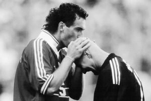 Élodie Ortisset Instagram - 1998 le baiser ⚽️
Cette image, l’émotion et 3 buts ! 
20 ans après, ils nous font encore rêver. 
La France finaliste 🇫🇷
@equipedefrance
••••
•••
#coupdumonde #equipedefrance #football #petit #barthez #1998 #worldcup2018 #worldcup1998 #france #proudtobefrench #foot #photography #throwback #Goal #flashback #revival #love #socker #instamoment #12juillet1998 #memories #chirac