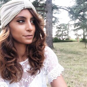 Élodie Ortisset Instagram - #Sahara (•••) Le teint léger. La boucle souple, et le regard lointain.
•••
J'ai récupéré mes longueurs grâce aux  produits @kosparis mentionnés dans ma story 🙏🏽
MakeUp @miss_europe 
Total Look @jennyfer
•••
#VeryWell #hairband #curlyhair #wavy #makeup #jennyfer #lookoftheday #ootds #style #orientalsummer #silver