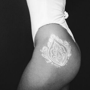 Élodie Ortisset Instagram - Namaste-Aus 🍑(•••) Mes résultats #fitness sont présents dans ma story, les filles ! 
Ici je porte un body @jennyfer & un tatoo éphémère de @namaste_collective !