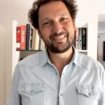 Éric Antoine Instagram - Je suis super enthousiaste de vous parler de l’initiative « Mois sans Tabac » que je soutiens avec le Groupe M6 ! 🚭 En novembre, rejoignez le défi du « Mois sans Tabac » pour dire adieu à la cigarette. Un mois sans fumer, c’est 5 fois plus de chances de réussir ! Inscrivez-vous gratuitement sur https://mois-sans-tabac.tabac-info-service.fr/ et rejoignez le mouvement. Prêts pour le défi ? #MoisSansTabac @m6officiel @m6unlimited
