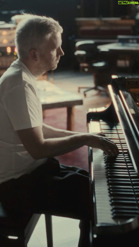 Ólafur Arnalds Instagram - last rays of light… ps, loving my new grand piano, hi @kawaipianos !