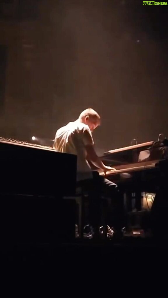 Ólafur Arnalds Instagram - Can’t believe it’s been 5 years since we premiered re:member at Royal Albert Hall and I started this new musical chapter of the large scale live shows, the self playing pianos, the more uplifting music.. It has all been so rewarding but seeing your journeys from all over the world was one of the best treats… take me back! 🤍