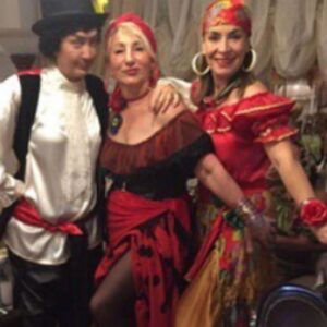 Özlem Akınözü Instagram - Canım arkadaşım @nuray3435 bizlere o güzel evinin kapılarını açarak nefis bir akşam yaşattı Çingene partisi ile💃🏾💃🏾bu kostümleri bizler için hazırlayan #vivi ‘ye sonsuz teşekkür ediyorum eline emeğine sağlık🙏🏻En kötü günümüz böyle olsun🙏🏻🧿✨💃🏾❤️